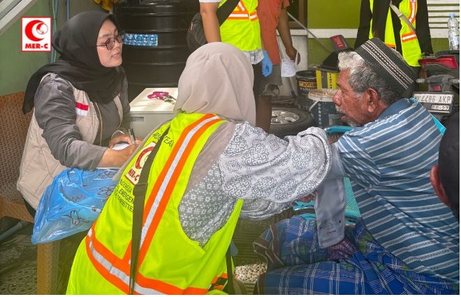 MER-C Medan Lanjutkan Pembagian Bantuan dan Layanan Kesehatan di Wilayah Terdampak Banjir