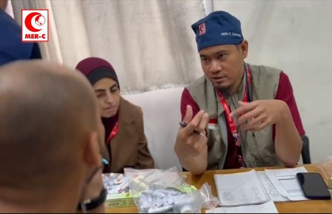 Relawan EMT MER-C dr. Nico Gandha Layani Puluhan Pasien di Klinik Muscat, Gaza City