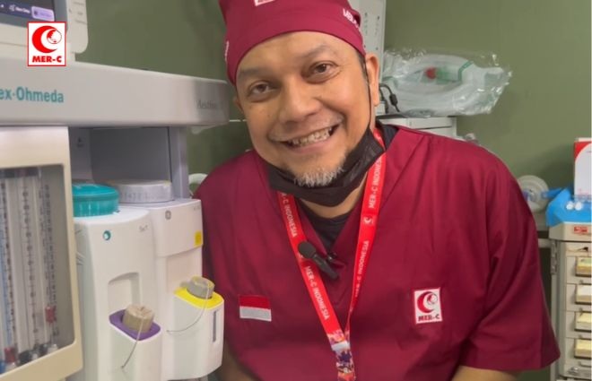 Relawan MER-C dr. Anthon Ritonga Tangani Pembiusan Operasi Bedah Mulut di RS Al Ahli, Gaza City
