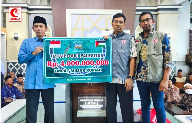 Majelis Tafsir Al-Qur'an Serahkan Donasi untuk Palestina melalui MER-C