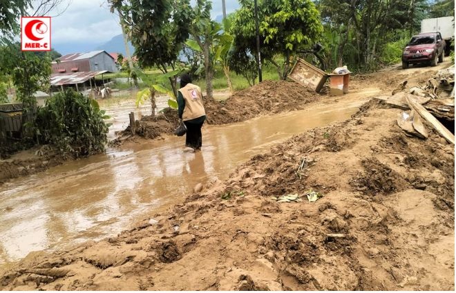 Datangi Wilayah Terisolir, MER-C Padang Bagikan Bantuan Makanan untuk Warga