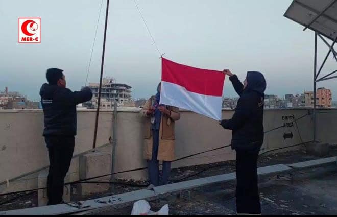 Bendera Indonesia dikibarkan di atap rumah sakit di Gaza Utara sebagai simbol dukungan dan solidarit.