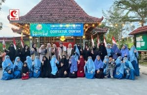Pesantren di Solo dengan peserta belajar Qur'an, merayakan Milad ke-26 MER-C Indonesia.