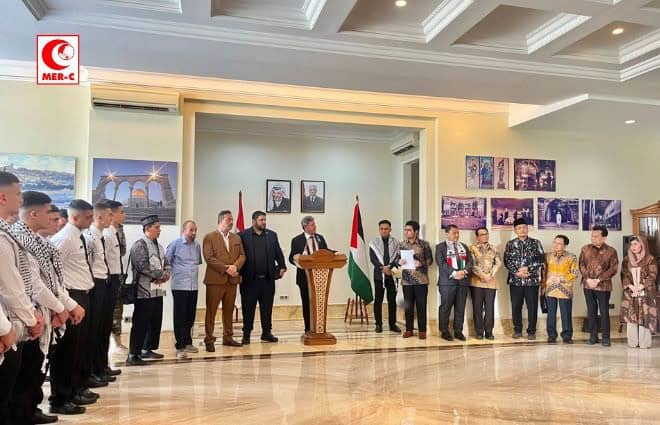 Kelompok hadir di acara solidaritas Palestina di Kedutaan Besar Palestina Jakarta.