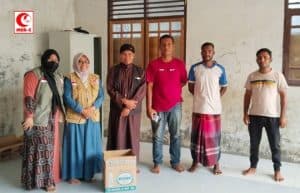 Tim MER-C Indonesia memberikan bantuan kepada warga di lokasi bencana.
