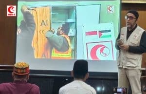 Petugas MER-C Indonesia memberikan penyuluhan kesehatan kepada masyarakat.