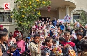 Relawan MER-C membagikan paket makanan kepada keluarga di Gaza selama Ramadan.