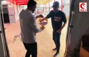Staf Klinik Giving Without Borders membagikan cokelat kepada pasien dalam suasana Idul Fitri.