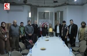 Kelompok MER-C Indonesia dalam pertemuan resmi di ruang konferensi.