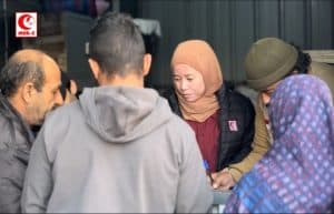 Tim MER-C Indonesia memberikan bantuan dan layanan kesehatan kepada pengungsi dan masyarakat terdamp.