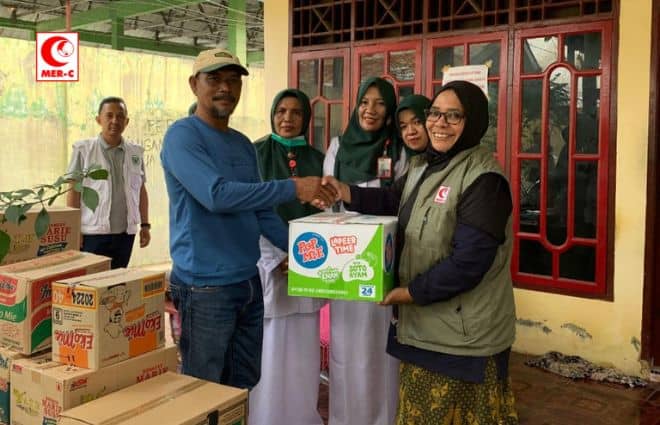 Puluhan Rumah Hangus dan 251 Jiwa Mengungsi, MER-C Sigap Salurkan Bantuan di Kampong Jawa