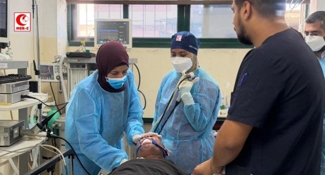 EMT MER-C Lakukan Prosedur Bronkoskopi Pasien Paru di RS Nasser Gaza