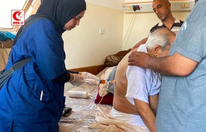 EMT MER-C Tangani Pasien Pneumonia di RS Nasser Gaza Selatan